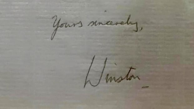Carta de condolencias escrita a mano por Winston Churchill expuesta en Saint Andrews